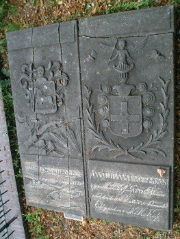 Harm Hesse, grafzerk, links.Rechts ligt zijn echtgenote Anna Johanna Engersen nr. 25.